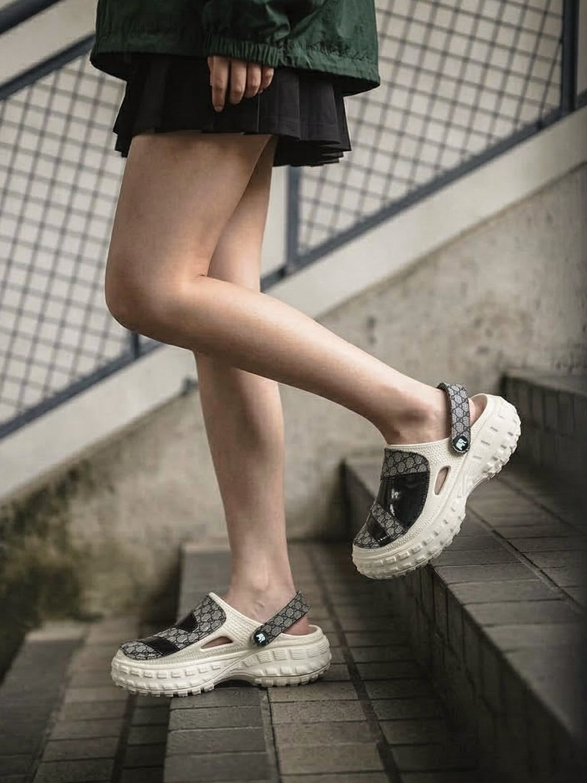 Mono Queen Women Clogs