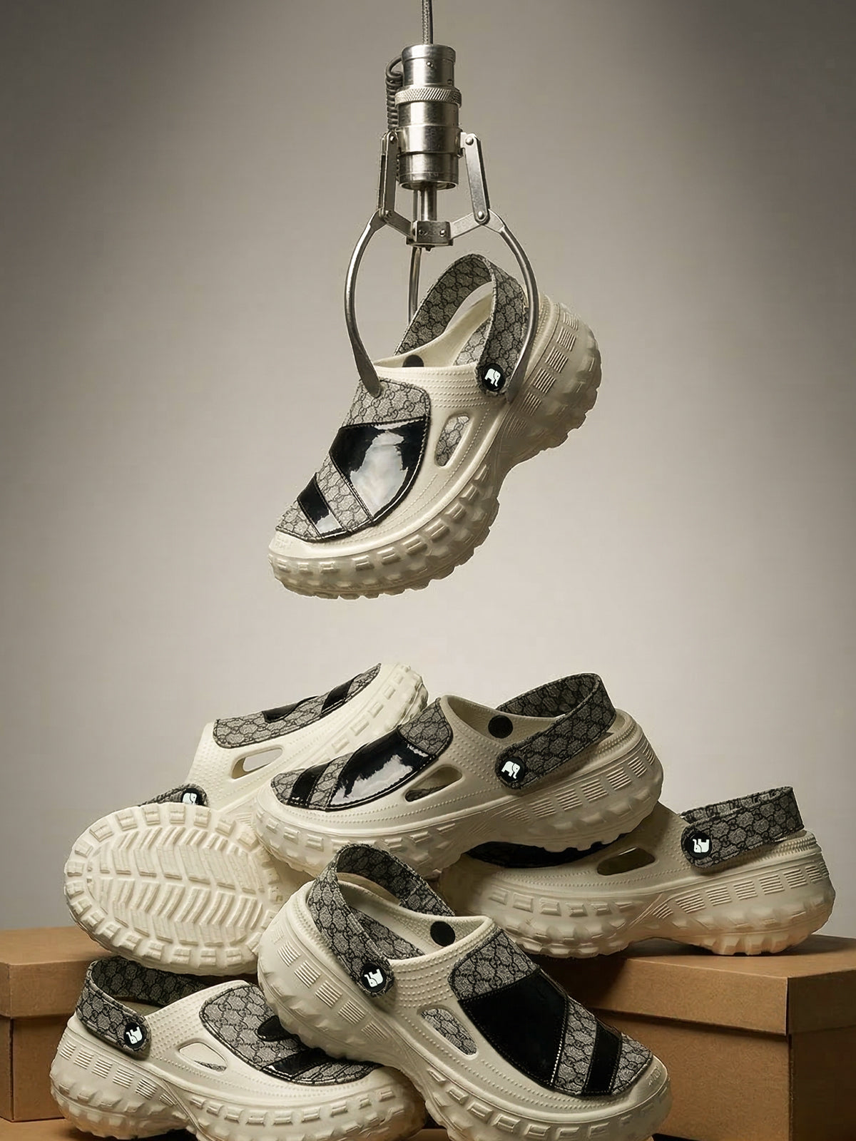 Mono Queen Women Clogs