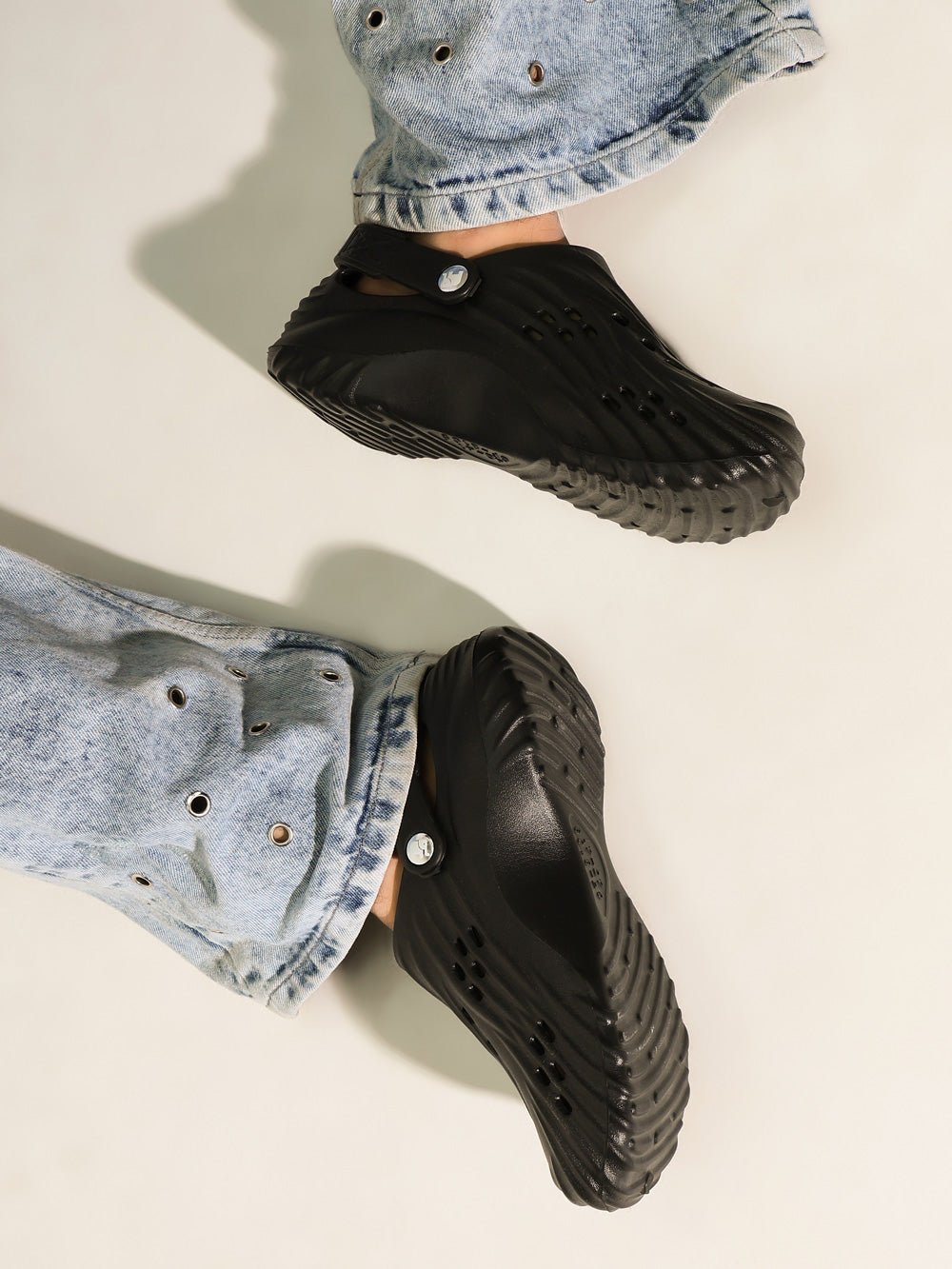 Noir Mens Clog - Solaworld.in